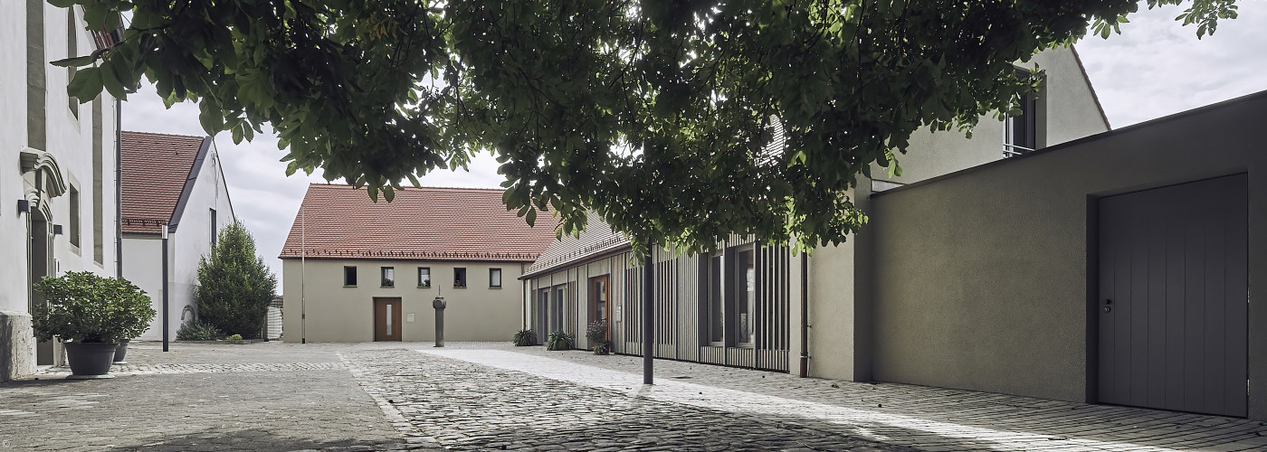 Blick vom Kirchplatz auf das Dekanatsgebäude in Markt Einersheim