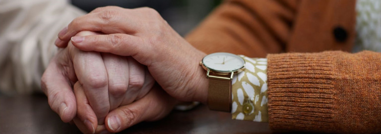 Zwei Menschen halten sich an den Händen