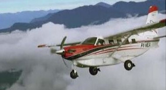 Ein Flugzeug des Missions-Dienstes in Papua-Neuginea vor einem Wolkenhimmel.