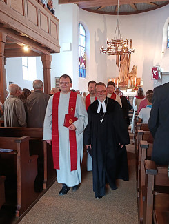 Diakon René van Drongelen und Dekan Ivo Huber verlassen die Michaeliskirche in Nenzenheim