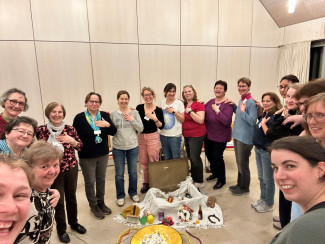 Teilnehmerinnen des Seelsorge-Basiskurses mit Pfarrerin Heidi Wolfsgruber