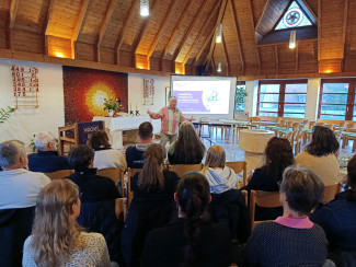 Referentin Annelore Marks begrüßt die Teilnehmer:innen des Basisschulung in Scheinfeld. 