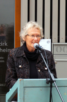 Ruth Finster spricht bei der Einweihung des neuen Dekanatszentrums.